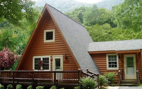 Exterior. ~*~Maggie Valley Chalet ~*~
5 min from BlueRidge Parkway
2BR/2BR/Wifi/Smart TVs