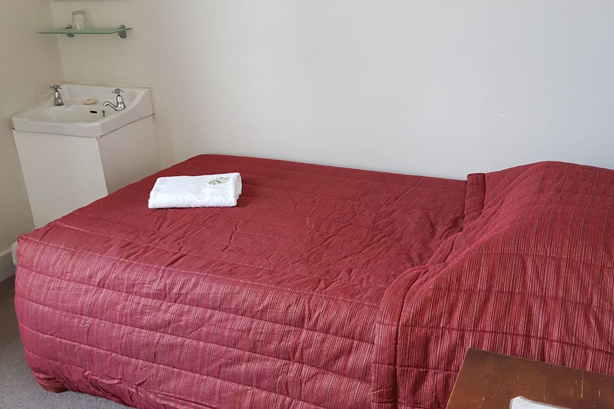 Economy Room | Individually furnished, free WiFi, bed sheets