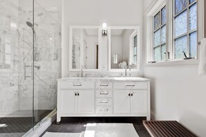 Badewanne, Haartrockner, Handtücher