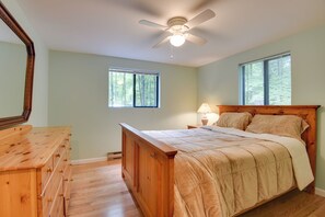 4 bedrooms, iron/ironing board, Internet, bed sheets - Deck & Fire Pit: Pocono Lake Home Near Skiing! (Pocono Lake)
