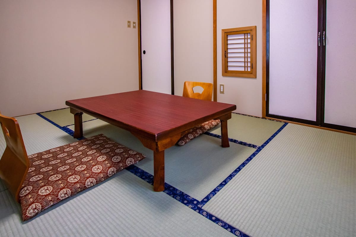 Traditionellt tvåbäddsrum (Japanese Room) | Värdeförvaringsskåp på rummet, skrivbord, gratis wi-fi och sängkläder
