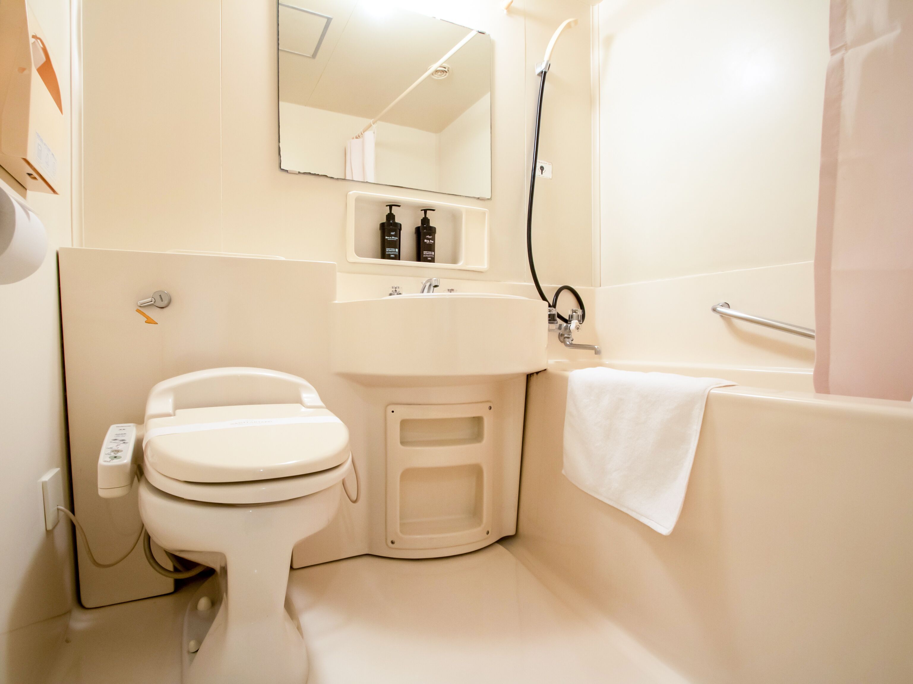 Un baño pequeño y moderno con inodoro, lavabo y bañera.