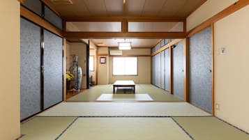 ファミリー ルーム (Japanese Room) | セーフティボックス (室内)、デスク、WiFi (無料)、ベッドシーツ