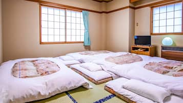 Japanese Room - Quadruple | In-room safe, desk, free WiFi, bed sheets