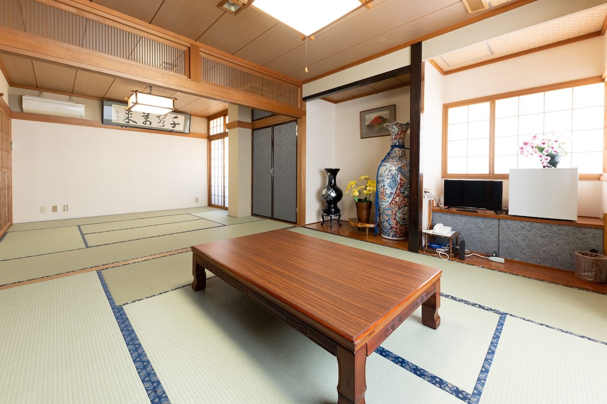 Familjerum (Japanese Room) | Värdeförvaringsskåp på rummet, skrivbord, gratis wi-fi och sängkläder