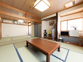 家庭房 (Japanese Room) | 客房内保险箱、办公桌、免费 WiFi、床单