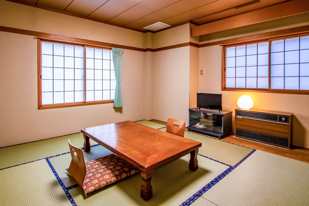 Traditionellt fyrbäddsrum (Japanese Room) | Värdeförvaringsskåp på rummet, skrivbord, gratis wi-fi och sängkläder