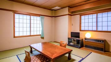 Japanese Room - Quadruple | In-room safe, desk, free WiFi, bed sheets