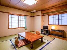 Traditionellt fyrbäddsrum (Japanese Room) | Värdeförvaringsskåp på rummet, skrivbord, gratis wi-fi och sängkläder