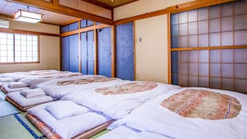 ํจ๋ฐ๋ฆฌ๋ฃธ (Japanese Room) | ๊ฐ์ค ๋ด ๊ธ๊ณ , ์ฑ
์, ๋ฌด๋ฃ WiFi, ์นจ๋ ์ํธ
