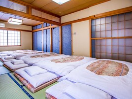 Quarto família (Japanese Room) | Cofres nos quartos, escrivaninha, Wi-Fi de cortesia, roupa de cama