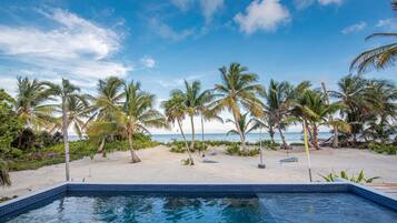 Una piscina al aire libre, una piscina con borde infinito