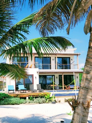 Terrace/patio - PRIVATE BEACHFRONT PARADISE with COOK & POOL = Luxury on the Sea! (San Pedro)