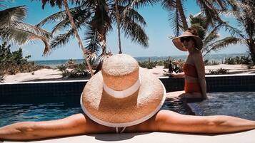 Piscine extérieure, piscine à débordement