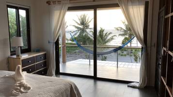 4 chambres, coffres-forts dans les chambres, bureau