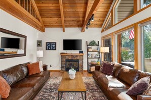 تلفزيون، مدفأة، مشغل دي في دي، كُتُب