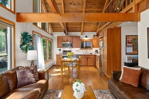 تلفزيون، مدفأة، مشغل دي في دي، كُتُب