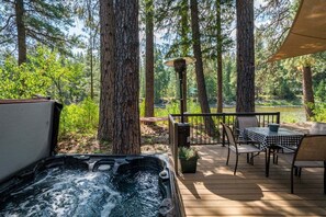 Outdoor dining - River`s Run - Your Riverfront Cabin (Leavenworth)