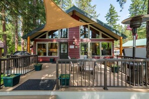 Outdoor dining - River`s Run - Your Riverfront Cabin (Leavenworth)