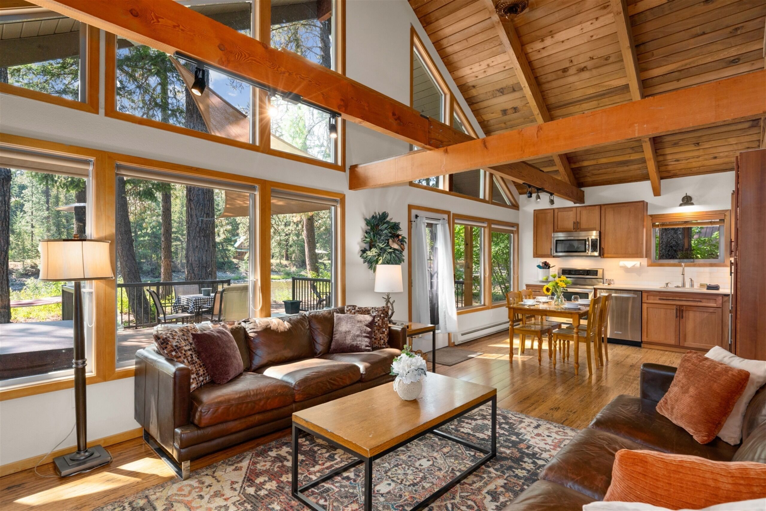 Televisie, een open haard, een dvd-speler en boeken