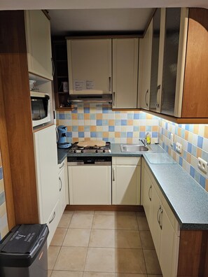 Kylskåp, mikrovågsugn, ugn och spishäll