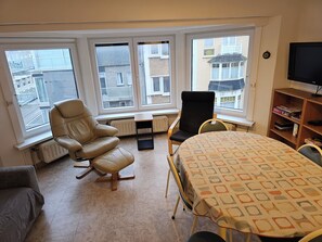 Televisio, DVD-soitin, kirjoja