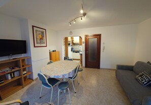 Tv, dvd-spelare och böcker