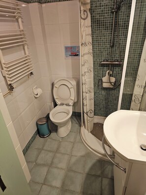 Badekar, hårtørrer, Toiletpapir