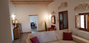 TV, fireplace, books - Ibiza Holiday home for 6 people in San Rafael, Ibiza (Sant rafel)