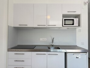 Kühlschrank, Mikrowelle, Wasserkocher mit Kaffee-/Teezubehör, Toaster