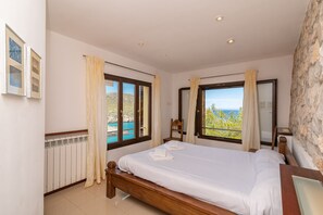 4 bedrooms, in-room safe, iron/ironing board, free WiFi - Beach Carbo for eight people with pool and BBQ (Cala San Vicente)