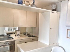 Réfrigérateur, four, lave-vaisselle, cafetière/bouilloire