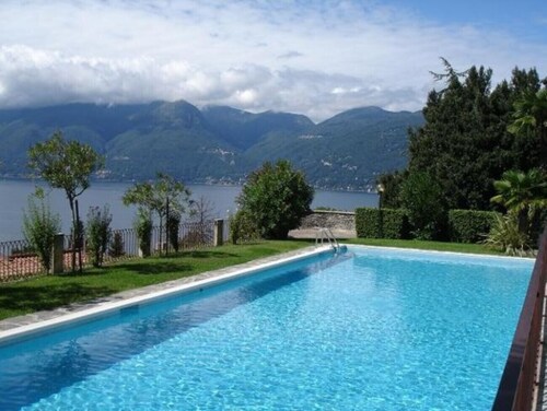 Cordelia 6 with lake view, balcony and pool