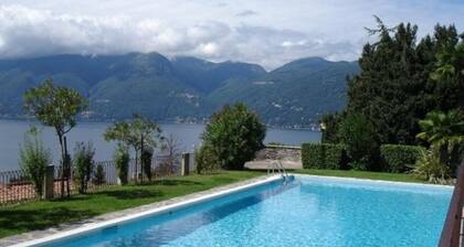 Cordelia 6 with lake view, balcony and pool