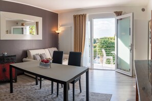 TV connectée, lecteur de DVD, livres, vidéothèque