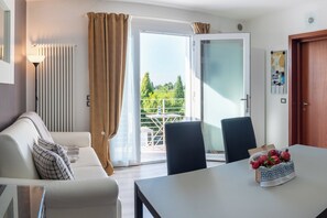 TV connectée, lecteur de DVD, livres, vidéothèque