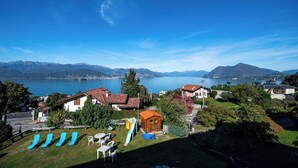 A residential area with a view of a lake and mountains. - India apartment with lake view over Stresa (Stresa)