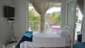 Familie huis, 3 slaapkamers, kitchenette, gedeeltelijk uitzicht op oceaan | 3 slaapkamers, een strijkplank/strijkijzer, gratis wifi, beddengoed