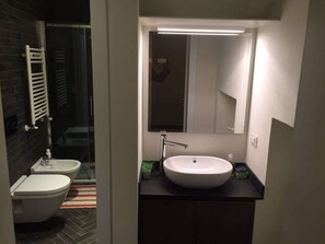 Dusche, kostenlose Toilettenartikel, Haartrockner