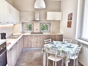 Kühlschrank, Mikrowelle, Ofen, Geschirrspüler
