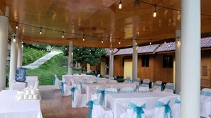 供应早餐、午餐和晚餐，地方菜