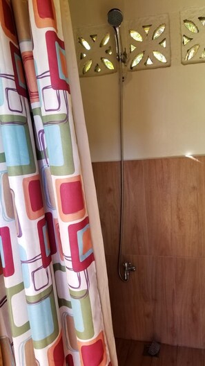 Suihku, ilmaiset hygieniatuotteet, pyyhkeet