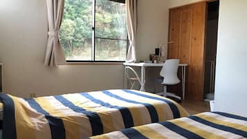 Quarto duplo básico, 2 camas de solteiro, para não fumantes, vista para a colina | 1 quarto, escrivaninha, cortinas blackout, Wi-Fi de cortesia