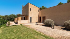 Un bâtiment moderne doté d’un toit plat, d’une petite fenêtre et d’une antenne parabolique.