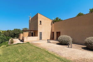 Un bâtiment moderne doté d’un toit plat, d’une petite fenêtre et d’une antenne parabolique.