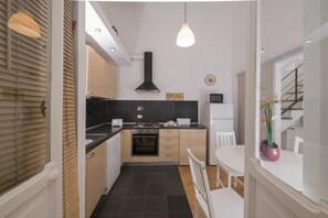 Frigorifero, microonde, forno, piano cottura