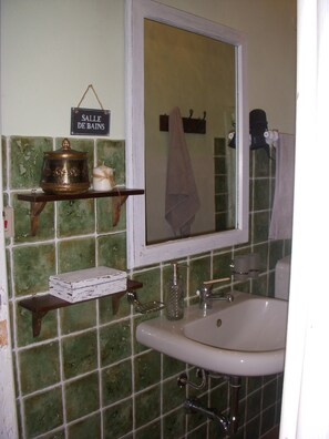 Dutxa, assecador de cabells, bidet i tovalloles 