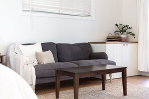Flat-screen TV, DVD player - Surf Side Retreat (Old Bar)