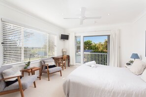 Queen Traditional Suite - Surf Side Retreat (Old Bar)