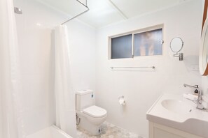 Designer-Toilettenartikel, Haartrockner, Handtücher